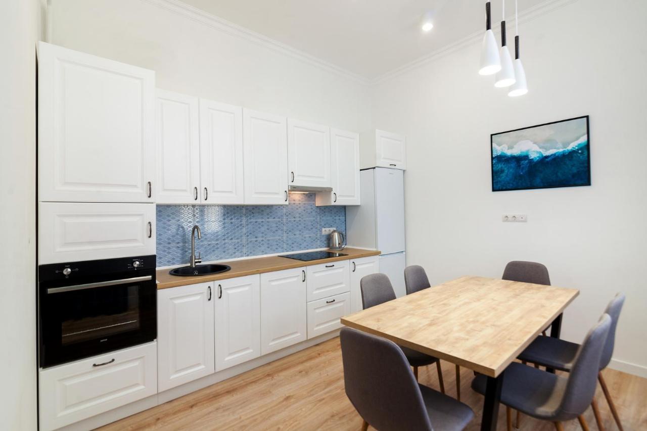 Leogrand Three Bedrooms Vip Apartments On Kniazia Romana 12 Lviv Exterior photo